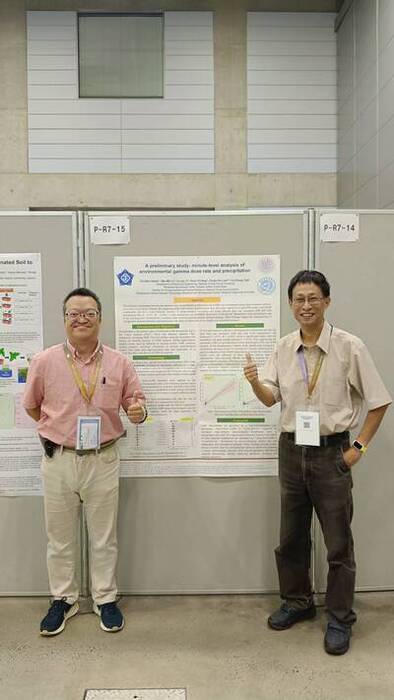 李傳斌博士與中正大學謝奇文教授參加第七屆亞太放射化學研討會 發表口頭報告題目:Application AI-Enhanced Multivariate Association Analysis (MAA) for Radiation Monitoring Prediction Model in Taiwan(2025/9/30)圖片